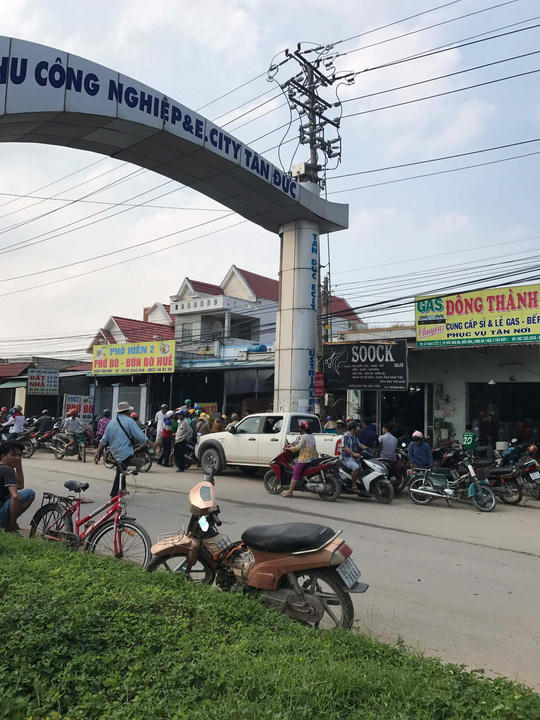 Công an khám nghiệm hiện trường quán nhậu. (Ảnh: báo Người lao động)