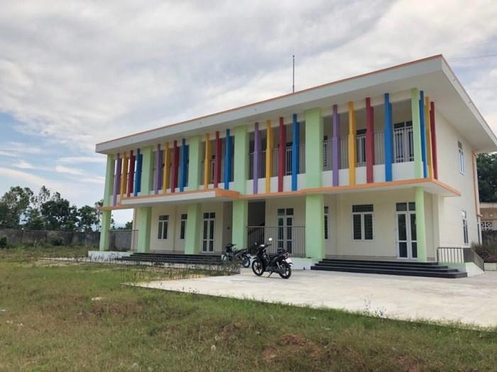 Dãy phòng học Trường Mầm non Nghĩa Thắng nằm chơ vơ suốt nửa năm qua.