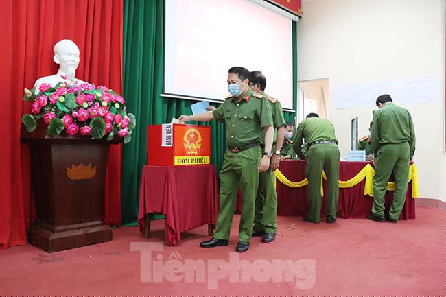 Trung tá Trần Thanh Quang, Bí thư Đảng ủy, Giám thị trại giam Đắk Trung bỏ phiếu. Tính đến 9h20 cùng ngày, các cử tri đã hoàn tất bỏ phiếu tại điểm bầu cử này.