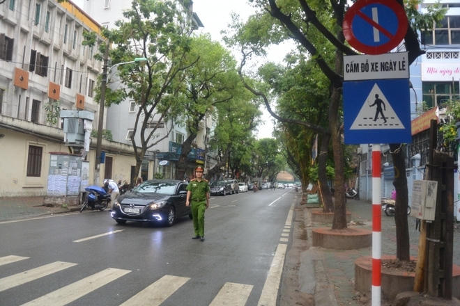 Lực lượng công an có mặt để tuyên truyền, hướng dẫn người dân và các phương tiện.