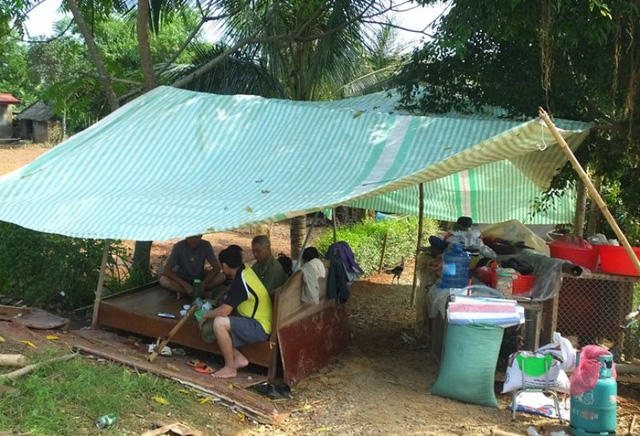 Lũ lên, người dân chỉ kịp di chuyển một số đồ dùng thiết yếu và ít tài sản