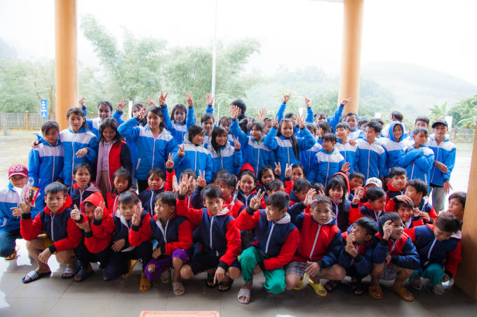 Ngọc Quy&ecirc;n ra Quảng Nam l&agrave;m từ thiện cho c&aacute;c em d&acirc;n tộc miền n&uacute;i trong thời tiết mưa b&atilde;o, sạt lở đất