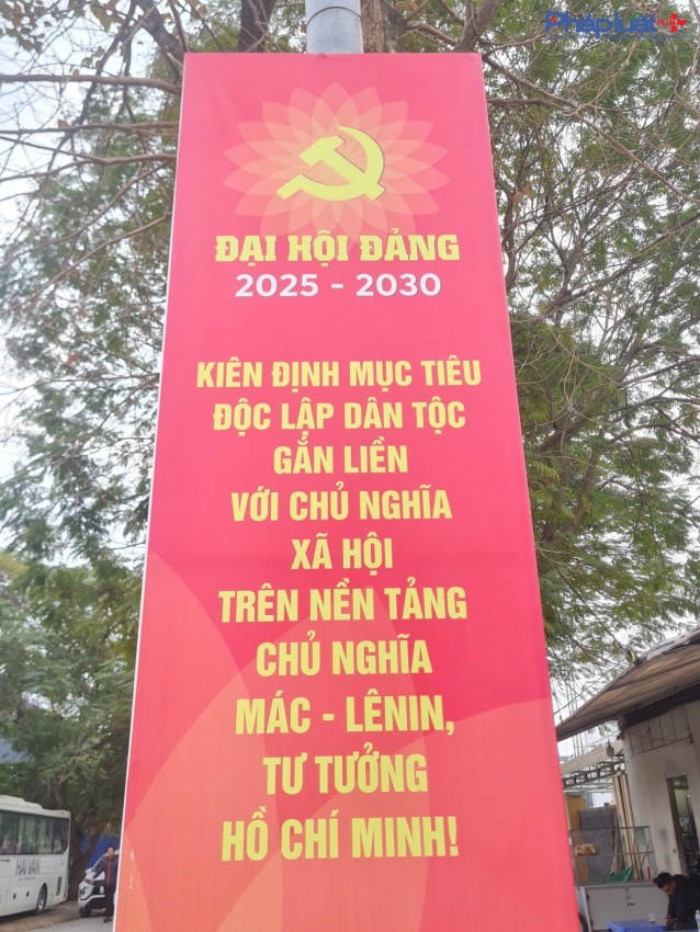 Các băng rôn khẩu hiệu chào mừng sự kiện trọng đại của Đảng.