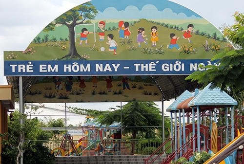 Sân khấu tiền chế trị giá gần nửa tỷ đồng ở Trường mầm non có 130 bé đang theo học. Ảnh: Cửu Long.