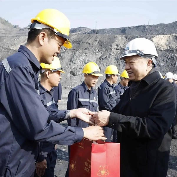 Tổng Bí thư Tô Lâm động viên, tặng quà cho công nhân ngành Than.