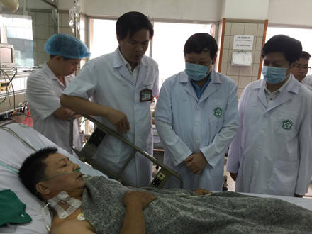 Các bệnh nhận đang được điều trị tích cực tại bệnh viện Bạch Mai (Hà Nội).