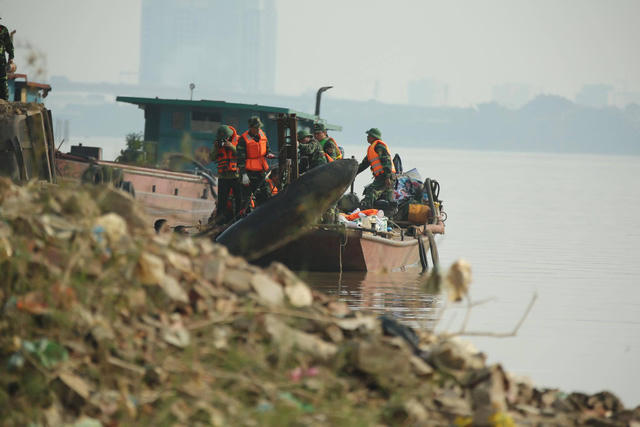 Quả bom đang được di chuyển lên bờ.