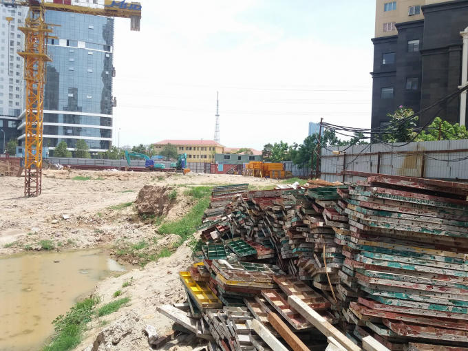 Sau khi bị đình chi thi công các vật liệu, thiết bị máy móc đã được xếp thành đóng lại một góc.