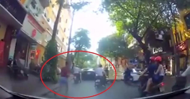 Tài xế xuống xe đuổi theo tóm sống thanh niên điều khiển xe máy.