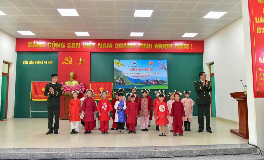 Đồn Biên phòng Pò Hèn tặng quà cho các hộ gia đình chính sách, khó khăn, các cháu trong Chương trình Nâng bước em tới trường, Con nuôi Đồn Biên phòng trên địa bàn.