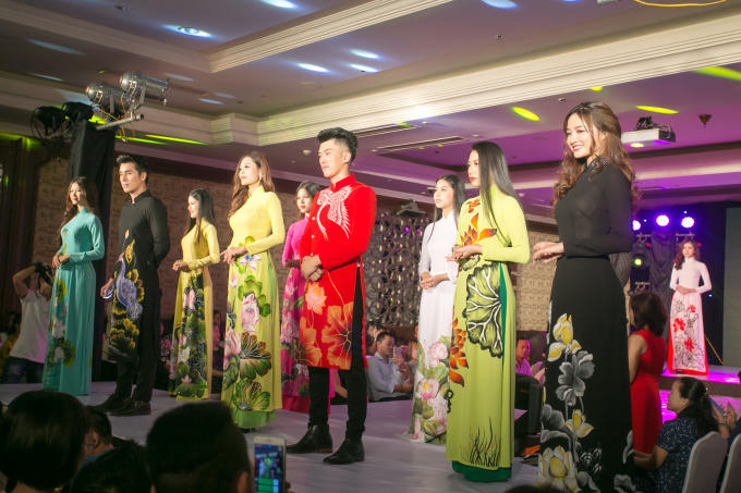 Toàn bộ 12 bộ áo trong bộ sưu tập được mang bán đấu giá với giá khởi điểm là 120 triệu đồng.