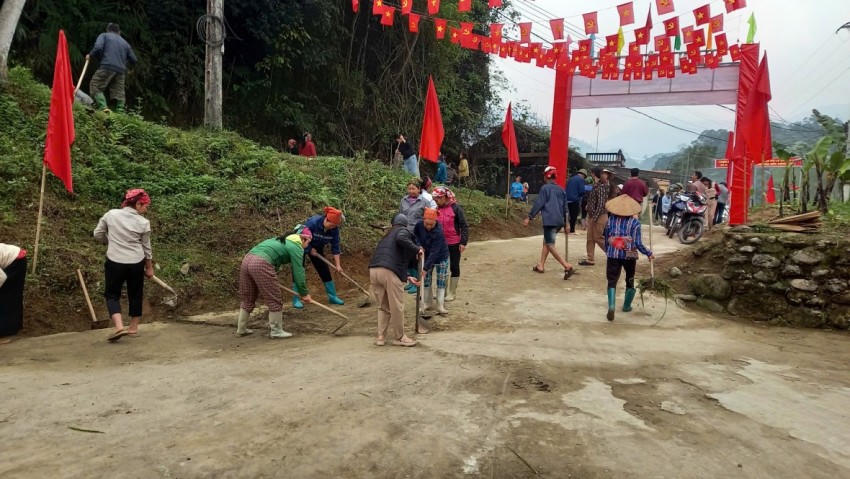 Cán bộ, bà con xã Tiên Nguyên cùng nhau dọn dẹp chuẩn bị cho ngày bầu cử. (Ảnh: P. Họ).