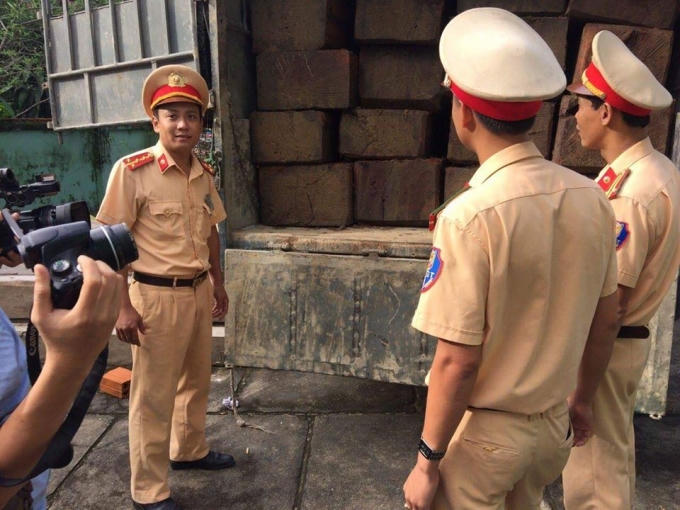 Đội TTKS số 1 bàn giao lại cho lực lượng kiểm lâm thị xã Hương Thủy xử lý theo quy định pháp luật.