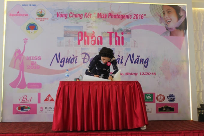 Thí sinh: Nguyễn Thị Khánh Huyền, đến từ Đắk Lắk, với tiết mục vẽ tranh
