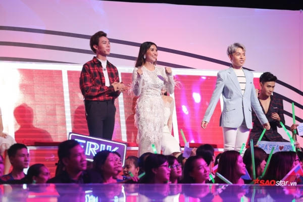 Bộ ba ''tranh giành" kết hợp với Cao Công Nghĩa. Ảnh: Trung Tín.