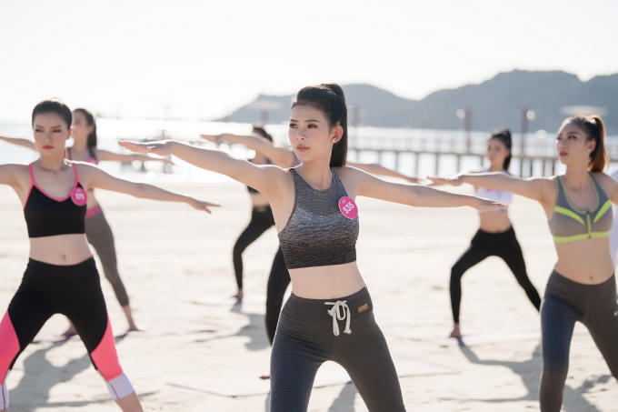 Ngoài những giây phút thư giãn tại hồ bơi,  các thí sinh còn được tham gia nhiều hoạt động ngoại khóa thú vị và hấp dẫn tại FLC Quy Nhơn như tập Yoga trên bãi biển, thăm vườn thú FLC  Zoo Safari Park, tập golf hay trồng cây trong chiến dịch“Go Green”…