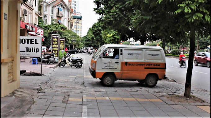 Nhiều người cũng cho rằng, một số đoạn vỉa hè xuống cấp nhanh chóng là do ý thức của người dân kém, sử dụng vỉa hè làm nơi kinh doanh hay thường xuyên chạy xe lên vỉa hè.
