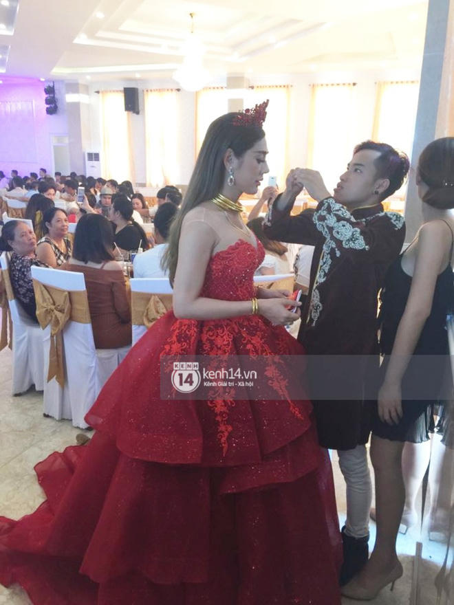 Lâm Khánh Chi hôn đắm đuối chú rể, thay váy đỏ nổi bần bật như công chúa trong lễ cưới