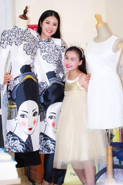 Trang xin mẹ mua cho mình một chiếc máy may.