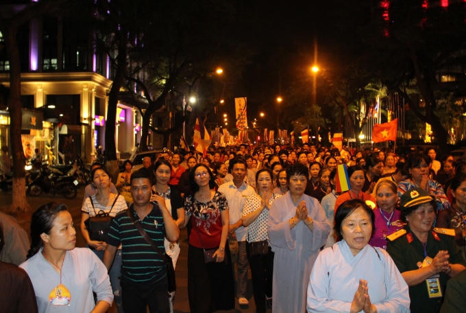 Hàng ngàn người đã đổ về chùa Chùa Quán Sứ để tham gia rước Phật đản Phật lịc 2560 - DL 2016.