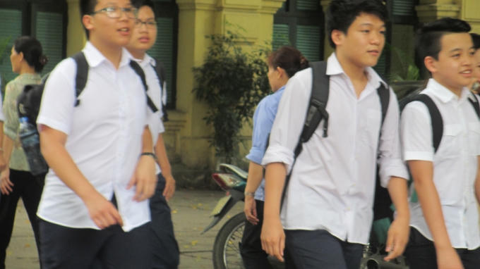 Các em ra khỏi phòng thi với tâm trạng phân khởi.