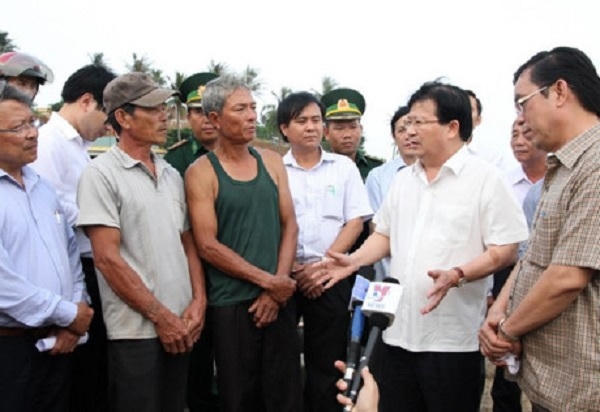 Phó Thủ tướng Trịnh Đình Dũng (thứ 2 từ phải sang) tìm hiểu thiệt hại của ngư dân tại tỉnh Quảng Trị. Ảnh: Hưng Thơ.