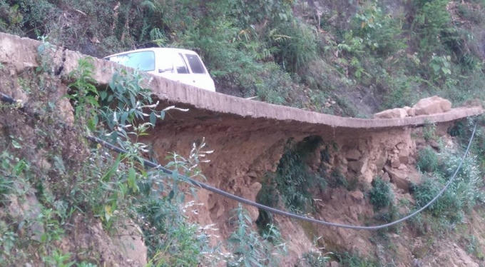 Con đường đã xuất hiện vết nứt.