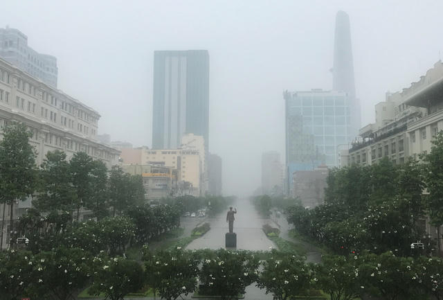 Suốt từ giữa trưa đến tối nay (4/6), khu vực Nam Bộ và TPHCM có mưa trên diện rộng và kéo dài dầm dề.