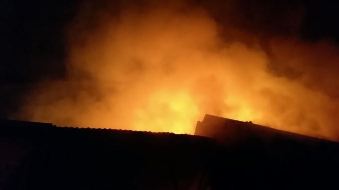 Ngọn lửa đang bốc cháy dữ dội. Ảnh: Huy Trung.