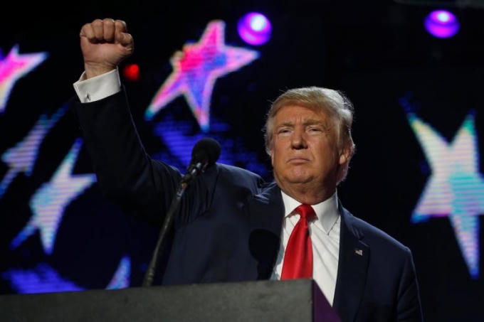 Ông Trump ngày càng yếu thế so với bà Clinton trong cuộc chạy đua vào Nhà Trắng. (Ảnh: Reuters)