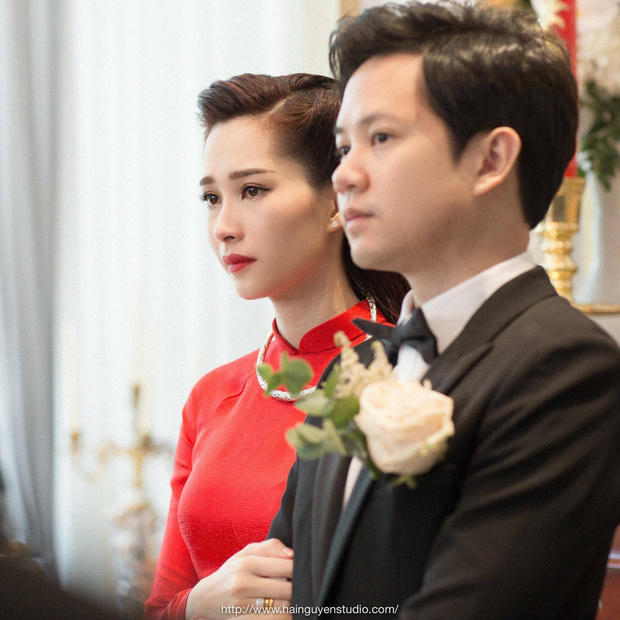 Hoa hậu Việt Nam 2012 rơm rớm nước mắt nghẹn ngào bên ông xã nhanh chóng thu hút đông đảo sự chú ý từ phía người hâm mộ.