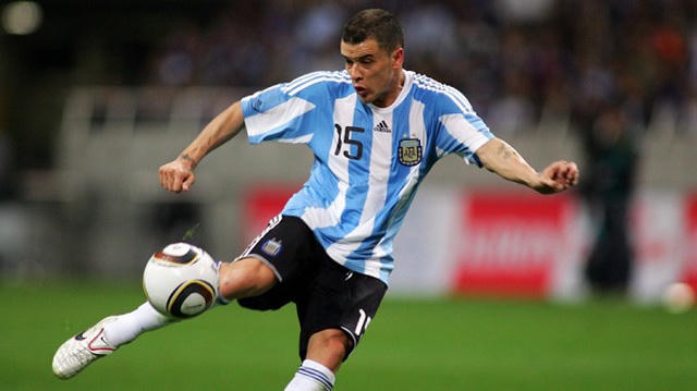 D'Alessandro gây ấn tượng mạnh khi góp công lớn giúp đội U23 Argentina giành Huy chương vàng Thế vận hội 2004 khiến nhiều người tung hô tiền vệ trẻ này đích thực là truyền nhân của Maradona. Dường như việc được ca ngợi lên mây quá sớm đã làm hại chính D'Alessandro và anh nhanh chóng xuống dốc không phanh. Phong độ thiếu thuyết phục ở Wolfsburg khiến thần đồng xuất thân từ lò đào tạo trẻ River Plate dần mất chỗ đứng ở ĐTQG rồi phải phiêu bạt qua Portsmouth, Zaragoza rồi San Lorenzo. Đến giờ, khi anh nhận lời đá cho CLB Brazil, Internacional, chẳng còn ai trong số hàng triệu CĐV Argentina nhớ đến cái tên D'Alessandro mà họ từng tung hô thuở nào.