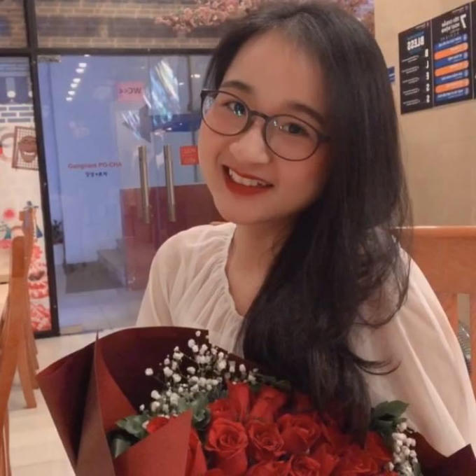 Ngoài đời, Nga là một cô gái có phong cách khá giản dị.