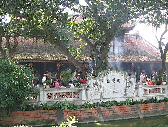 Chùa Hà (Dịch Vọng, Cầu Giấy) tên chữ là Thánh Đức tự là ngôi chùa nổi tiếng linh thiêng để cầu duyên. Ngày lễ Tết, mùng 1 hàng tháng người dân đến chùa cầu mong Phật, Thánh giải bỏ tai ương, đem đến cho họ nhiều phúc lộc.