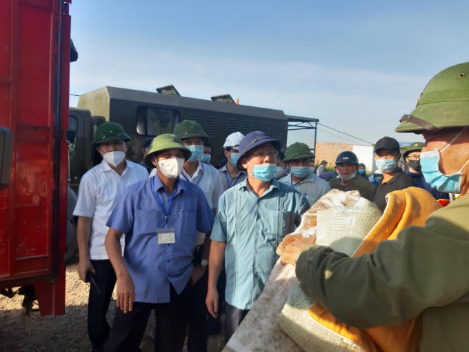 Chủ tịch UBND TP Hải Phòng vận động, thuyết phục người dân.