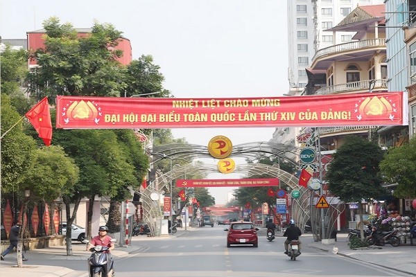 Băng - rôn tuyên truyền Đại hội đại biểu toàn quốc lần thứ XIV của Đảng tại phường Phủ Lý.