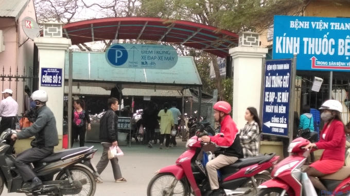 Hàng ngày có rất nhiều người đến thăm bệnh nhân cũng như khám bệnh gửi xe vào bãi trông xe của Bệnh viện Thanh Nhàn. (Ảnh: Bảo Ngọc)