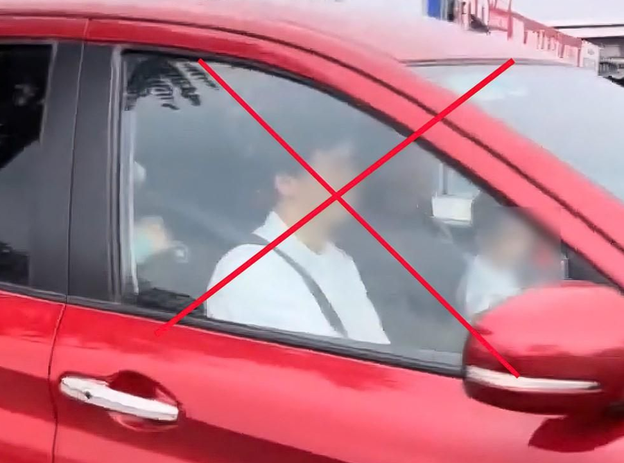 Việc để trẻ em ngồi cùng hàng ghế lái tiềm ẩn nguy cơ mất an toàn giao thông và là hành vi vi phạm pháp luật