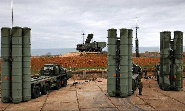 Tên lửa phòng không tầm xa S-400 được Nga triển khai tại bán đảo Crimea. Ảnh: TASS.