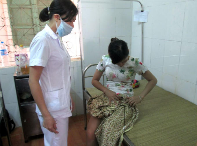 Một trong số các nạn nhân được đưa đến bệnh viện để lấy mũi tên ra khỏi cơ thể.