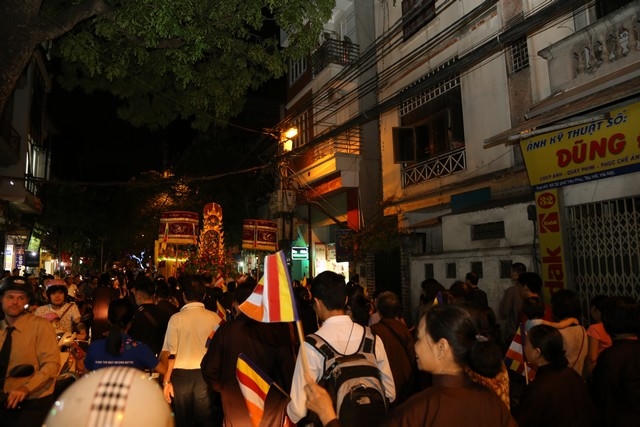 H&agrave; Nội: H&agrave;ng ng&agrave;n phật tử Ch&ugrave;a Trấn Quốc hoan hỉ k&iacute;nh mừng Phật đản