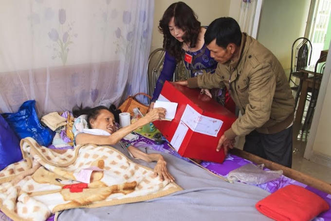 Tổ bầu cử mang thùng phiếu đến tận nơi cho bệnh nhân tại gia đình.