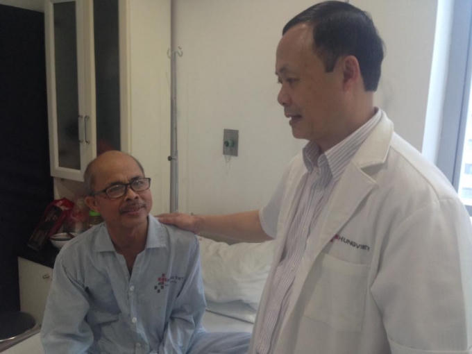 Bác sỹ điều trị đến giường bệnh động viện nghệ sỹ Hán Văn Tình.