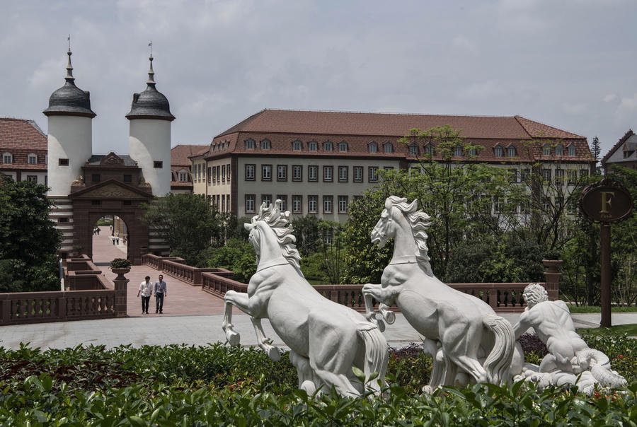 Đại bản doanh tỉ đô của Huawei: Gần 60.000 nhân viên không dùng tiền mặt, ngắm thiên nga đen và chụp ảnh sống ảo khi rảnh rỗi - Ảnh 11.