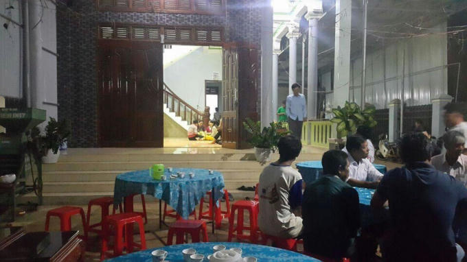 Gia đình đang tổ chức tang lễ cho các em.