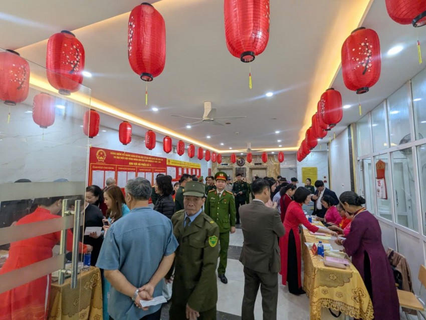 Điểm bỏ phiếu được trang hoàng lộng lẫy và được đảm bảo an ninh tối đa.