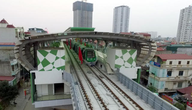 Một số nhà ga đường sắt Cát Linh - Hà Đông đã chờ lâu, nhem nhuốc vì mưa nắng mà vẫn chưa thể vận hành.