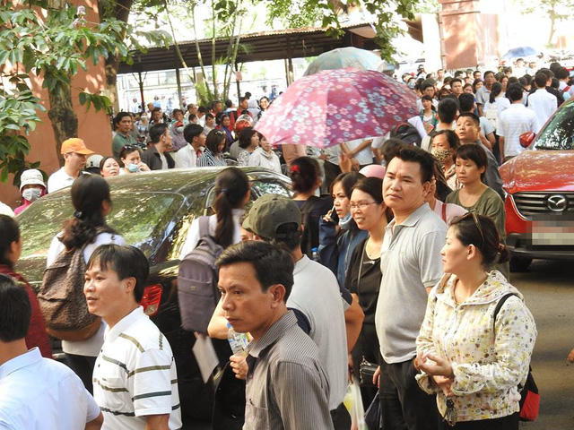 hụ huynh xếp hàng dài mong ngóng con.
