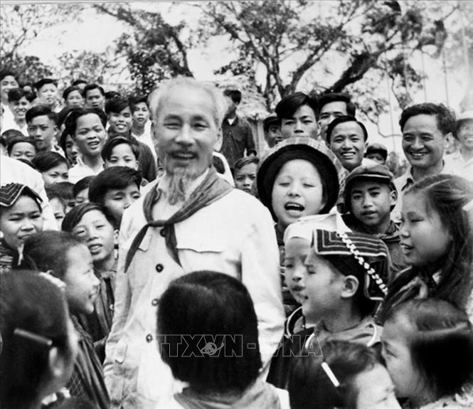 Bác Hồ với các cháu thiếu nhi vùng cao Việt Bắc (1960). Ảnh: Tư liệu TTXVN