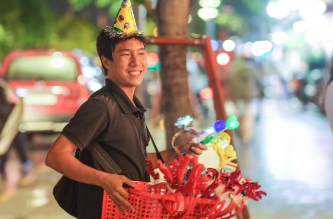 Dọc khu trung tâm, nhiều người bán hàng rong chuyển qua bán các phụ kiện, đồ chơi... mùa Giáng sinh.